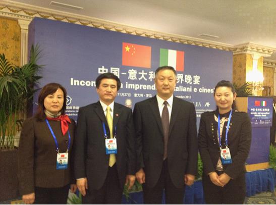 胡晓东向威尼托大区商会联盟主席弗兰克·马塞（左二）介绍亚欧博览会