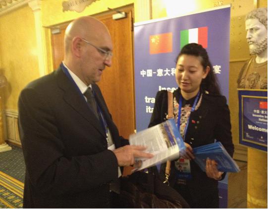 胡晓东向威尼托大区商会联盟主席弗兰克·马塞（左二）介绍亚欧博览会