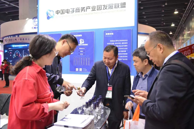 2019年东西部经济_2019年5月22日,甘肃岷县人大代... 就东西部经济协作进行面对面沟通...