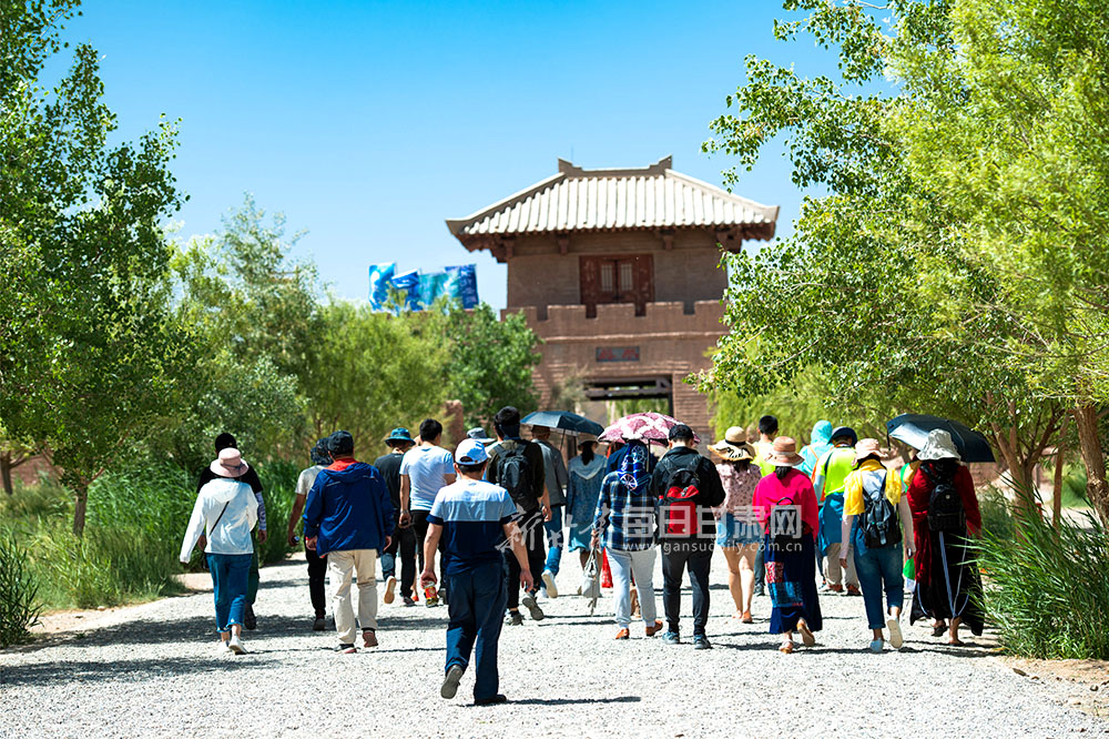 6月15日，游客在阳关景区观光游览。（4）.jpg