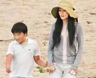 她是歌坛小天后，被揭有私生子，骂父亲养小三…