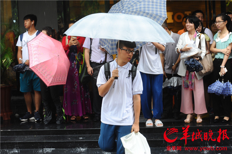 2016高考第二天,考生暴雨中赶考_凤凰广州
