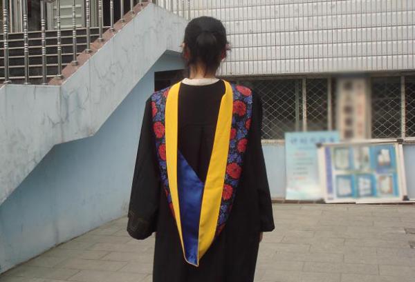 黑色、蓝色、红色、金色 各色学位服有什么讲