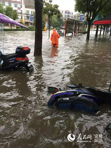 含山县遭遇强降水袭击部分路段积水深度超1米