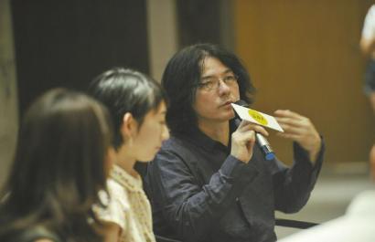 岩井俊二（右一）谈自己的音乐理想。