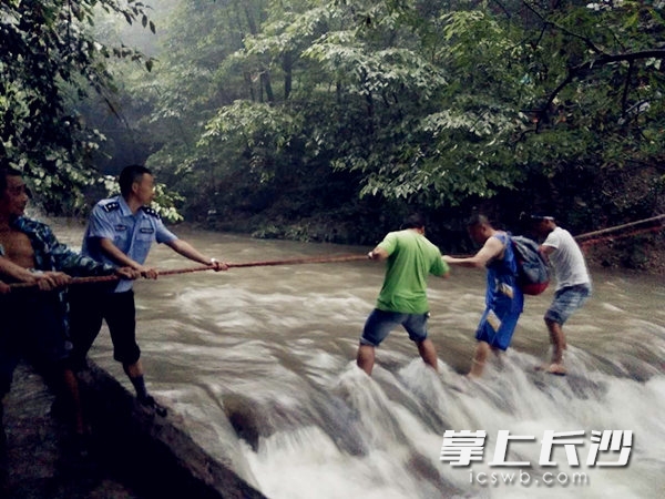 21名游客被洪水围困 怀化警民合力解救_凤凰湖