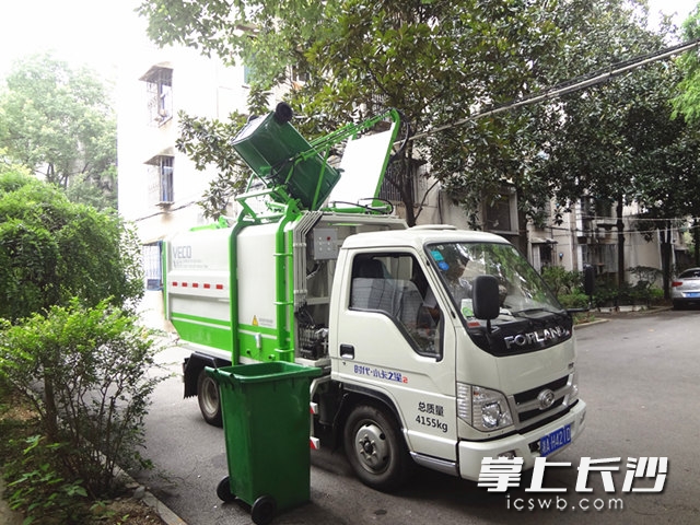 湖南大学 机械手 清洁直运对社区垃圾站说拜拜