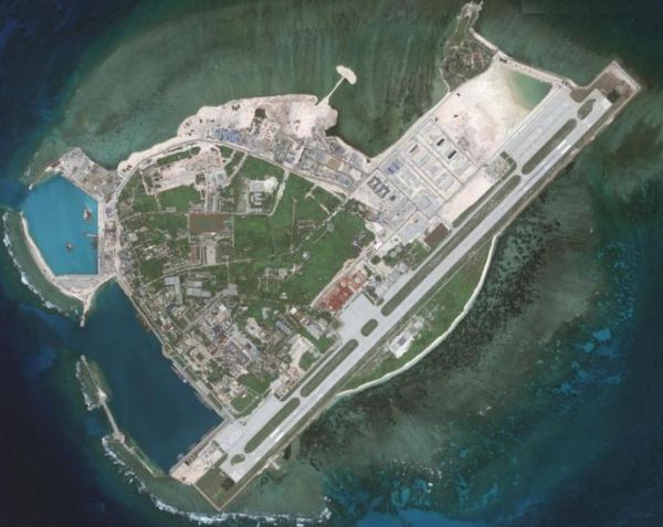 中国在南海建4座大型军用机场