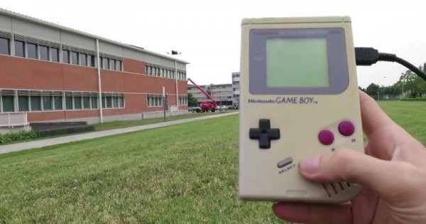 Game Boy经典版变身成为无人机控制手柄