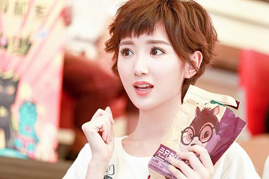 奔郑爽妹子来却被闺蜜二喜圈粉,毛晓彤成新表情包!