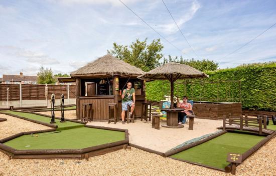 英高尔夫球迷夫妇后花园修建球场 三年将改造