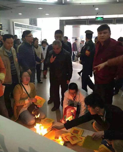 十余医闹强迫医生下跪烧纸钱