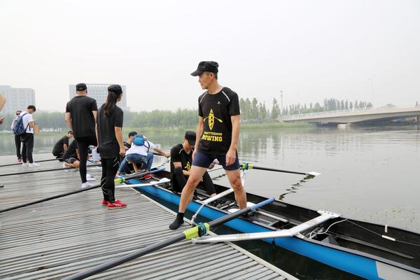 王石低调现身郑州划赛艇 面带笑容上千人围观