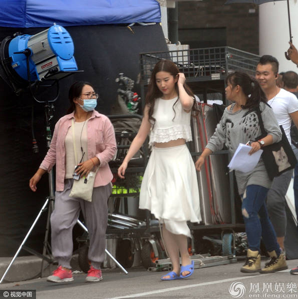 刘亦菲白裙踩拖鞋 时尚搭配风格令人相当傻眼