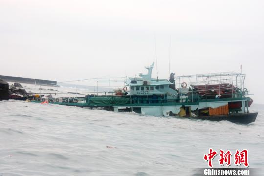 一渔船在三沙永兴岛外触礁半沉船上17人获救