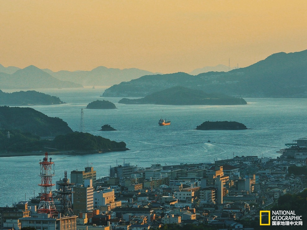 濑户内海:寺庙,烟囱和艺术