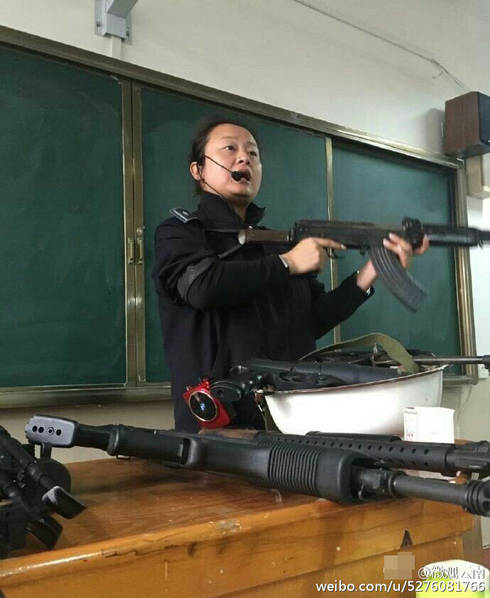 云南女教师“持枪”上课走红海南频道凤凰网