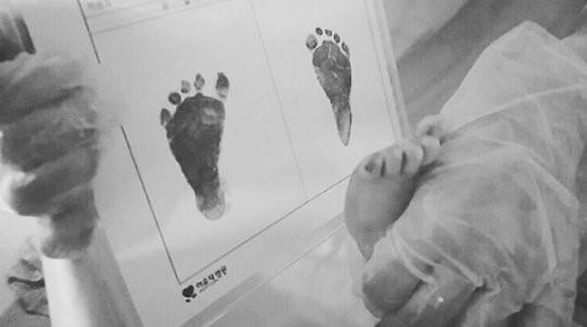新生儿的两个脚印