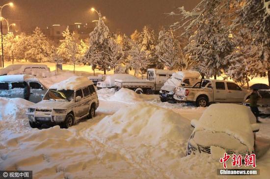 11月9日至15日，新疆阿勒泰地区持续暴雪，阿勒泰市、布尔津、青河、富蕴等县市积雪深度均在25厘米至34厘米之间，山区更是达到了50厘米至110厘米，积雪深度均破11月份历史最大极值。图片来源：视觉中国