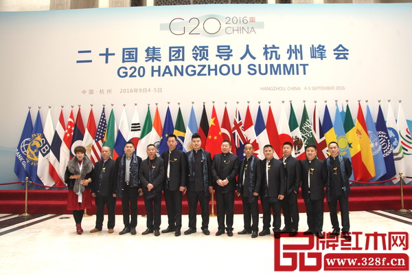 “2016年中国红木家具特具竞争力销售品牌”获奖企业代表 在 G20 峰会举办地合影留念 这十二个获奖销售品牌,在终端销售市场均具有较高知名度和影响力,拥有独到的眼光和适应市场的品牌战略,不仅取得了惊人的销售业绩,获得了消费者一致好评,更为红木家具厂家的品牌提升起到了重要作用。