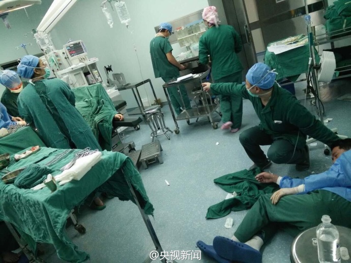 芜湖主治医生连续40个小时工作累倒在手术室