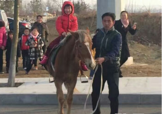 别人家的老爸:骑马接女儿放学