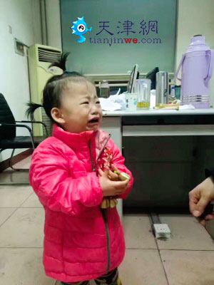 市民发现走失女童民警领回派出所 孩子家人在