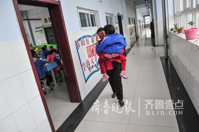 我是你的腿!日照伟大妈妈抱女儿上学六年风雨无阻