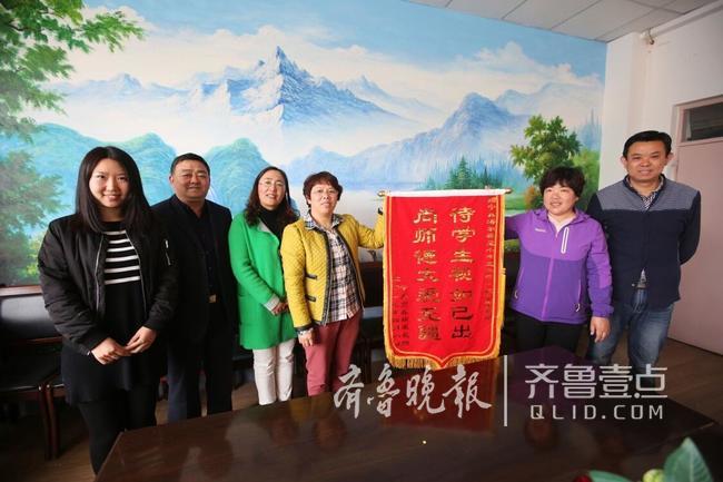 暖新闻|青岛男孩骨折两个月 老师轮流抱他上课