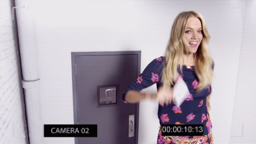 金发碧眼,大胸长腿,而最令人难忘的,是琳赛自信的笑容.