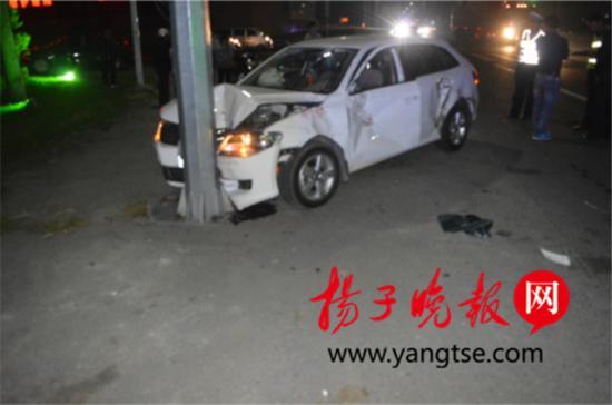 男司机边开车边看路边美女,一头撞上电线杆