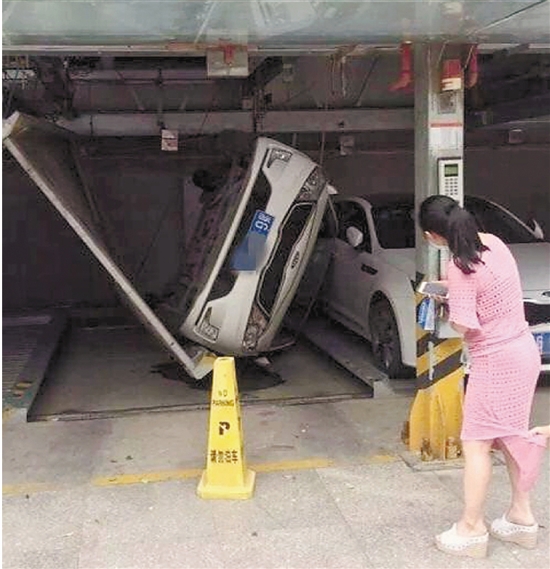 你担心过的事发生了:立体车库二层的车子砸了