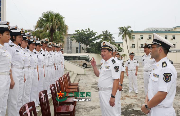 　　南海舰队某基地政委卓怡新对该舰官兵提出殷切期望。薛成清 摄
