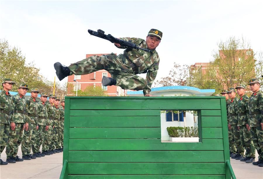 王磊训练场上做表率,带领战士们苦练过硬本领。