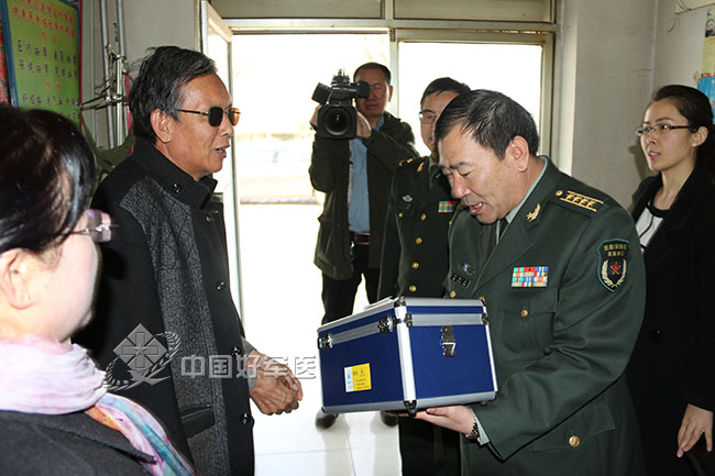 为困难户赠送药箱。