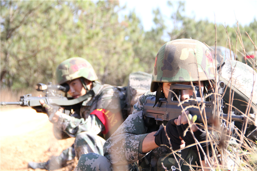 侦查警戒。周俊义 摄