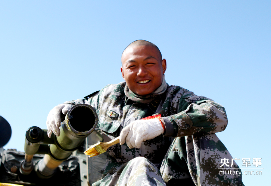装步一连二班副班长刘金桂正在保养炮口，看到镜头笑得“满面春风”。黄腾飞 摄