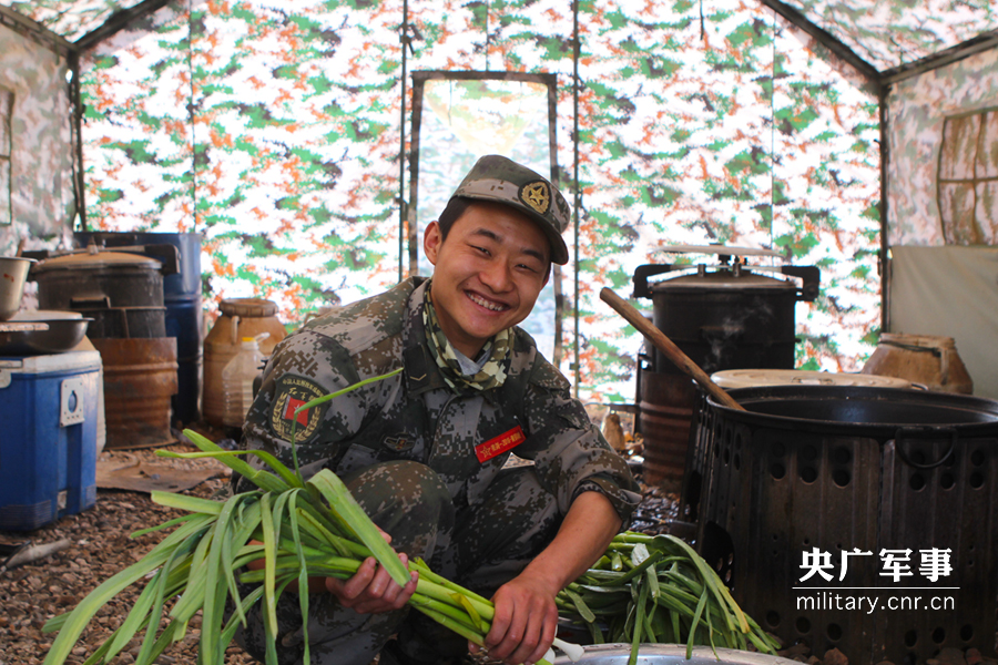 正在炊事班洗菜的列兵罗兆祥露出可爱的笑。 黄腾飞 摄