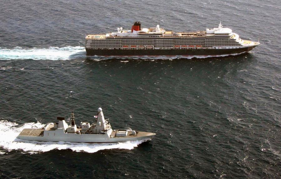 　　英军卫士号新驱舰护卫豪华游轮
