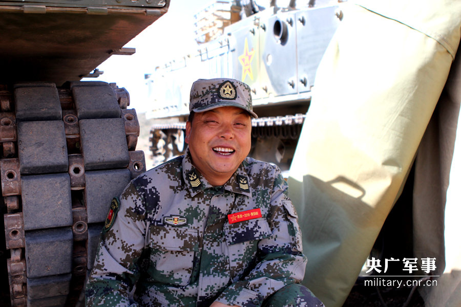 当兵25年、被战友称为“修理兵王”的一级军士长王肃满，在艰苦训练环境中依然一脸乐观的笑。黄腾飞 摄