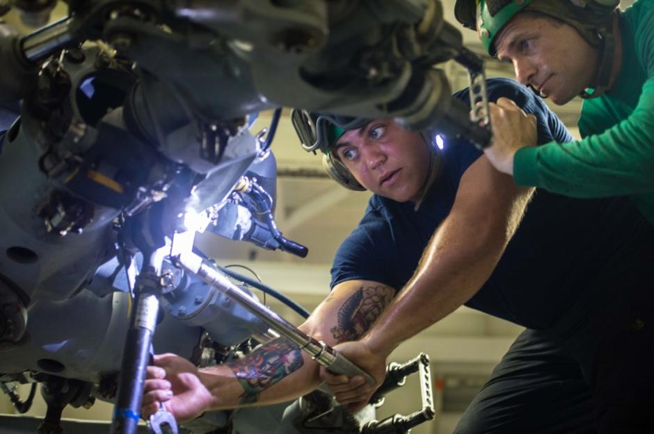 航母舰员维护舰载机