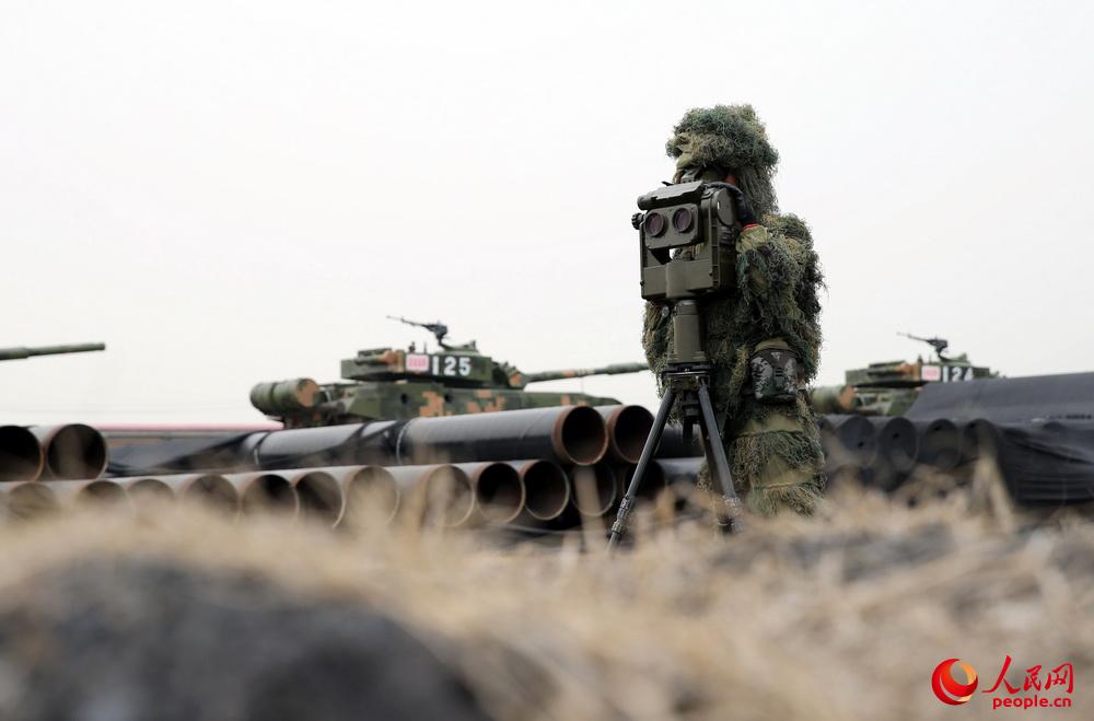 侦察人员利用侦察装备进行侦察。