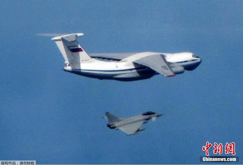 俄罗斯三架军机空中遭遇英国皇家空军拦截