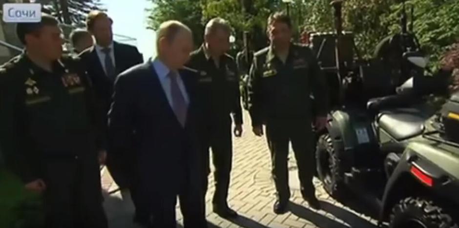 　　囧！俄将军为普京打开军车门拉掉门把手