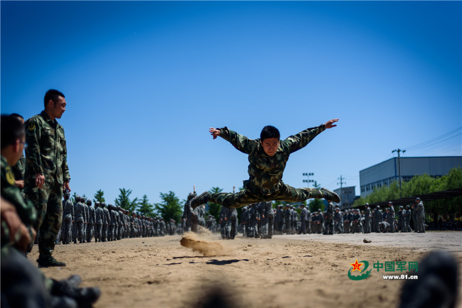 武警国防生:学长毕业考核学弟也来热身