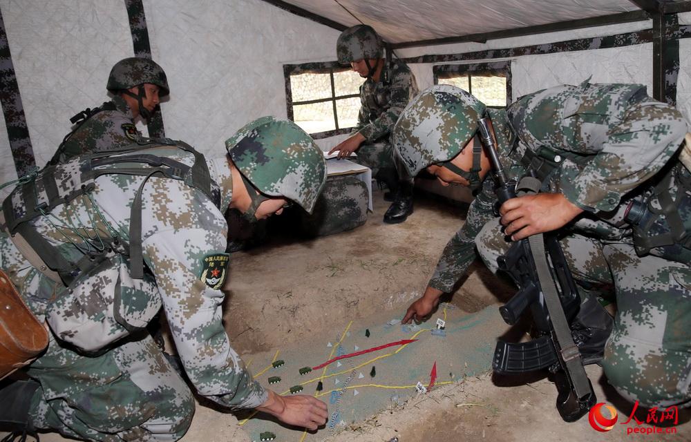 利用简易沙盘进行摆兵布阵。