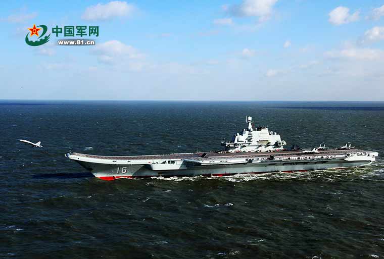 辽宁舰与歼-15的亲密接触。