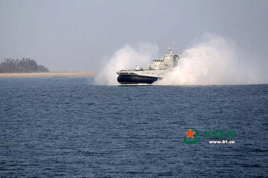 　　“野牛”新型气垫艇高速行驶。徐苗波摄