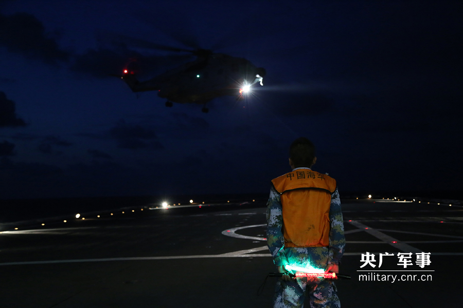 直升机夜间起降。 顾亚根 摄