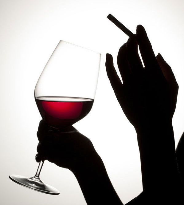 德国研究人员称红酒或能缓解年轻人吸烟伤害